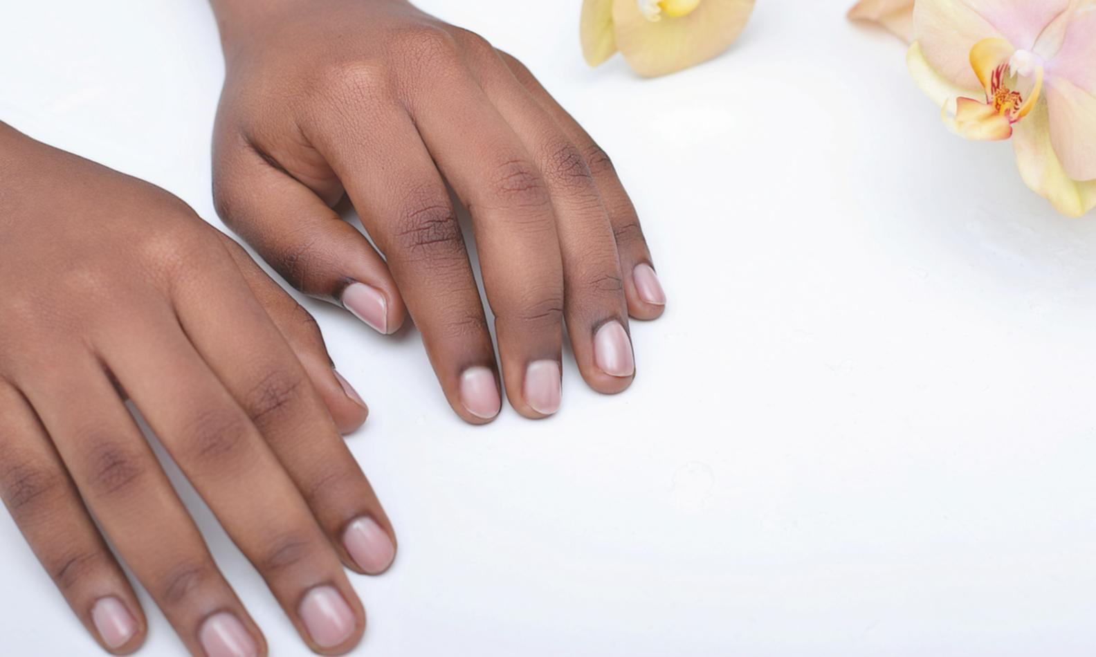 Esempio di decorazioni nail art con motivi geometrici e colori vivaci