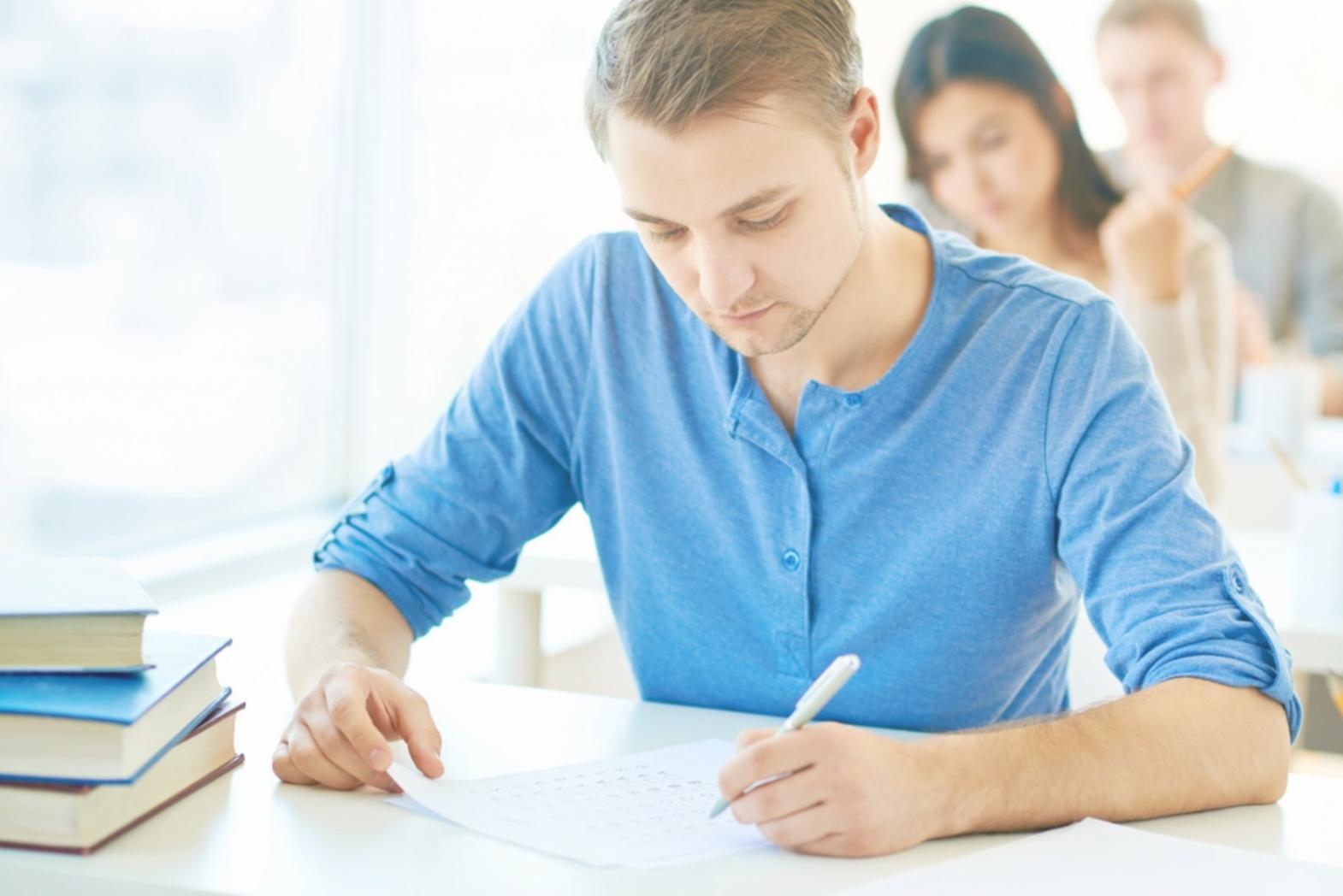Ambiente di apprendimento professionale con attrezzature moderne per la formazione